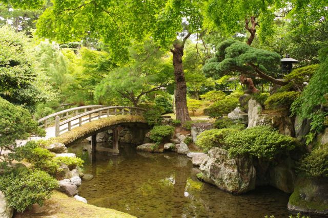 門をくぐり御内庭へ。水のせせらぎ音が心地良い。