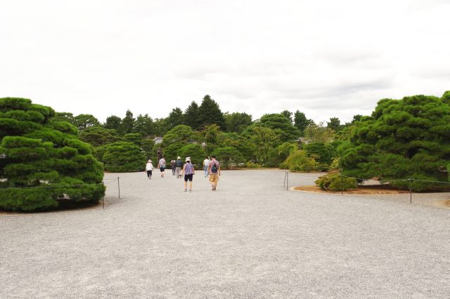 松林を抜けて清所門へ戻ります。