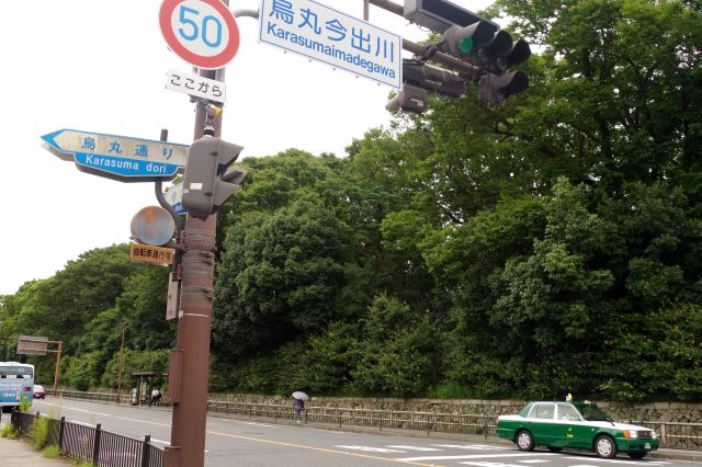 今出川駅南東には緑の区画が広がります。