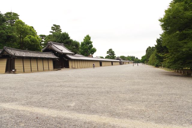 御所の西側の通り、こちらも広くて長い。