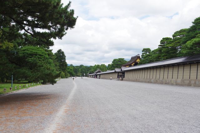 御所の南北方向は距離が長い。