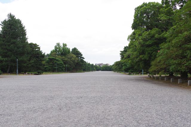 建礼門前の通りも広大で長い。