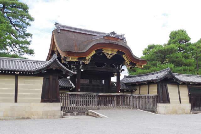 御所南東の建春門。