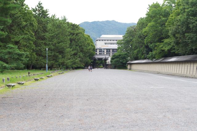 東側に清和院御門。