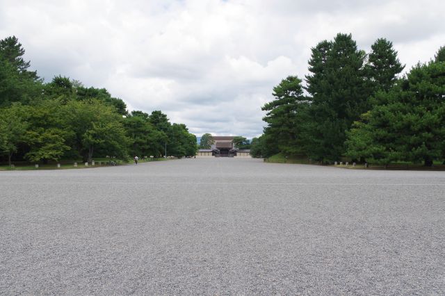 建礼門突き当りの広く長い通りを進み振り返る。滑走路になりそう。