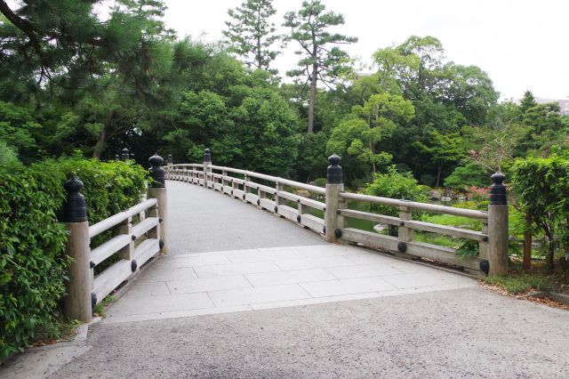 九条邸跡、池に架かる橋。