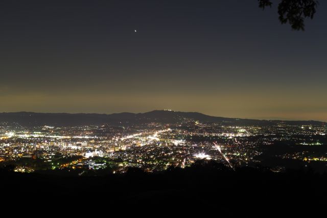 若草山山頂へ。自然に囲まれて静かで澄んだ空気の中で幅広い美しい夜景が見られました。西側は輝かしい奈良の市街地から生駒山の稜線も見えます。