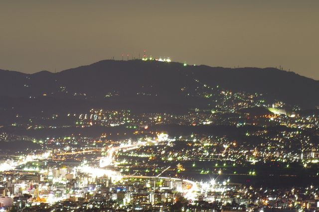 奥には生駒山。山頂のアンテナ群が見えます。