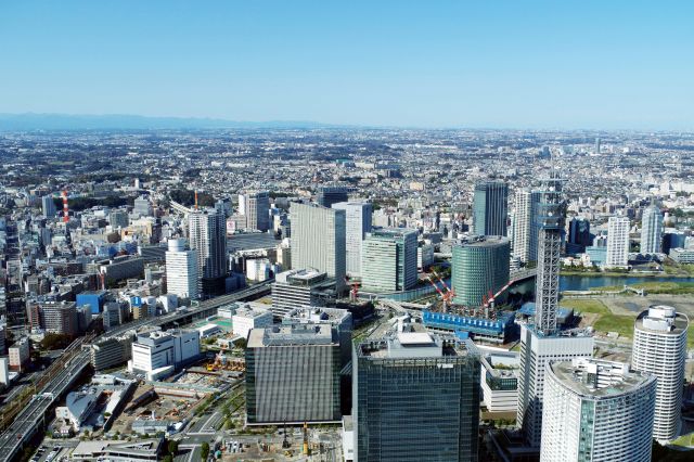 北側は横浜駅方面、比較的大きなビルが立ち並ぶ。