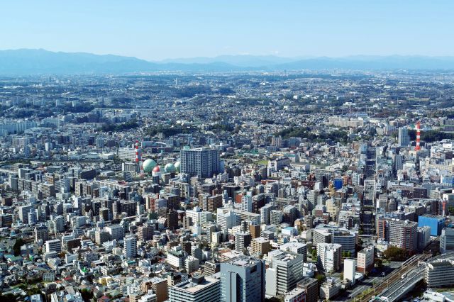 北西側、東海道線、相鉄線沿いに街が広がる。