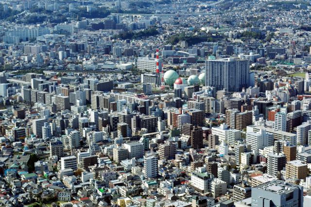 平沼橋のガスタンク、周囲はマンションが林立する。