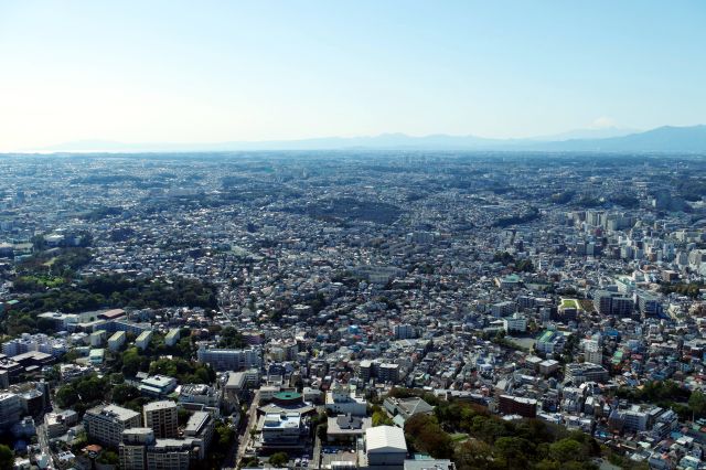 南西側、神奈川県中西部と富士山、伊豆半島の山々、相模湾。