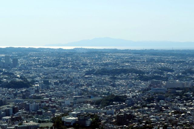 街並みの向こうには江の島、相模湾、伊豆半島の山並み。