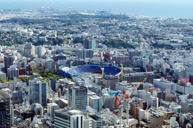 改装中の横浜スタジアム、横浜市役所、関内駅。