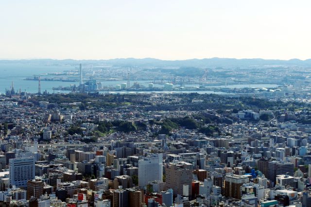 磯子の工業地帯と三浦半島。