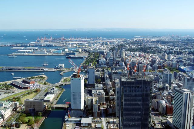 山下公園、山下埠頭、本牧ふ頭。房総半島も見えます。