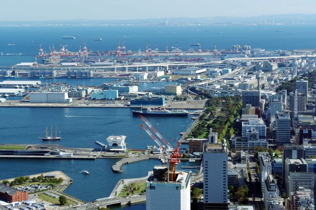 山下公園周辺。本牧ふ頭にはクレーンが立ち並び、東京湾には船が行き交う。