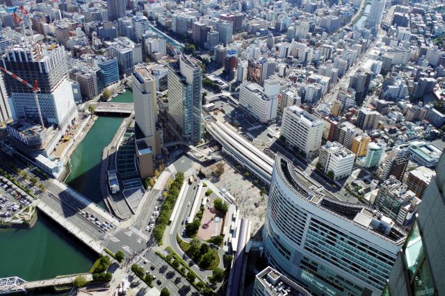 足元の桜木町駅周辺。大岡川河口部、駅の向こうは野毛の街。