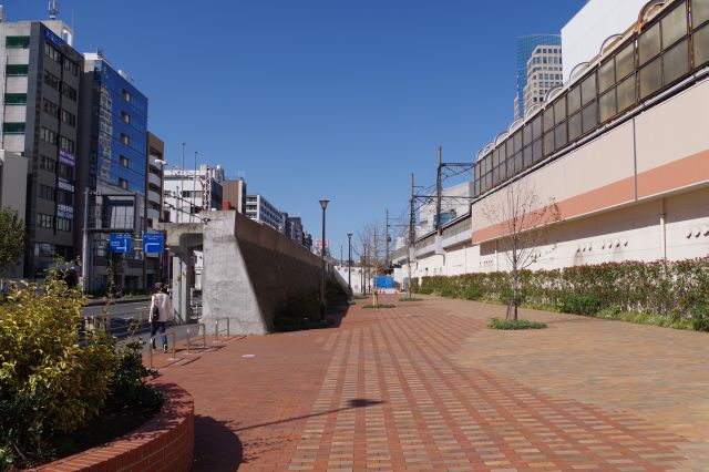 東横線が走っていた場所はオープンなスペースに。