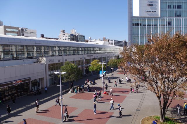 路上ライブや大道芸人も見かける駅前広場。北改札ができて導線が分かれました。