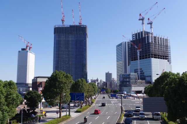 馬車道駅周辺はビルを建設中。左には汽車道。