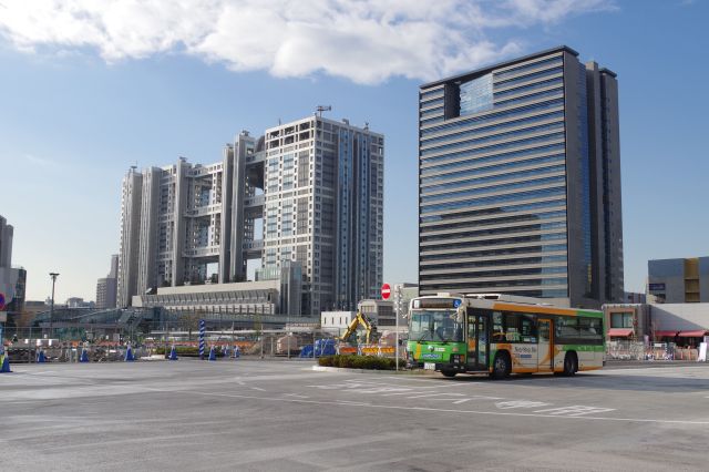 駅のロータリーは工事中。お台場のシンボル的なフジテレビがあります。