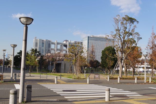 フジテレビ本社ビル方面。