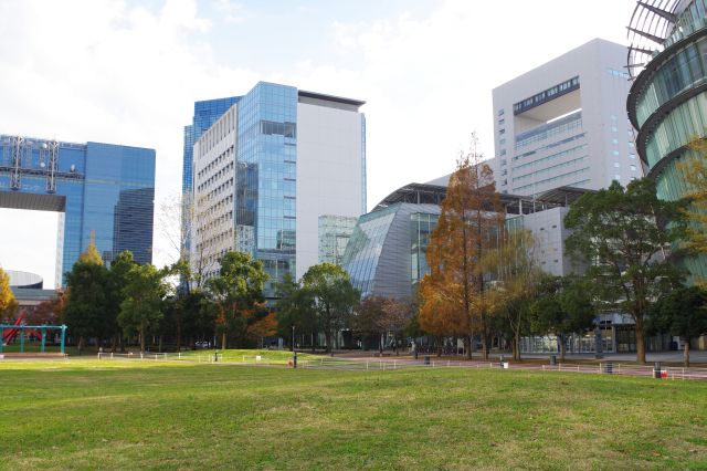 両側を特徴的な建物に囲まれた公園。