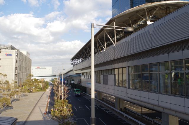 ゆりかもめのテレコムセンター駅。