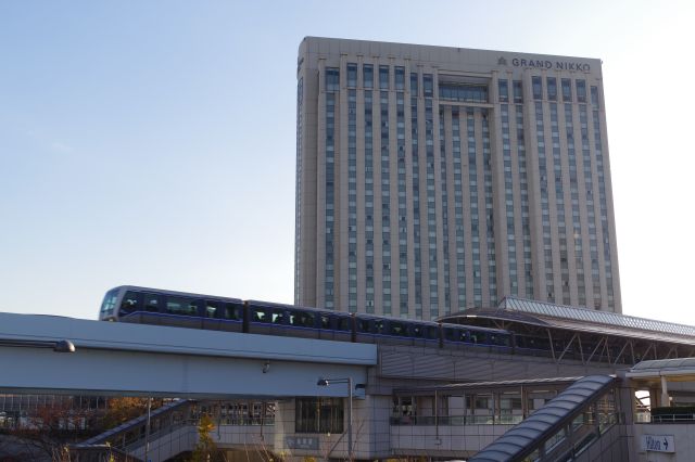 台場駅を発車するゆりかもめとグランドニッコー東京台場。