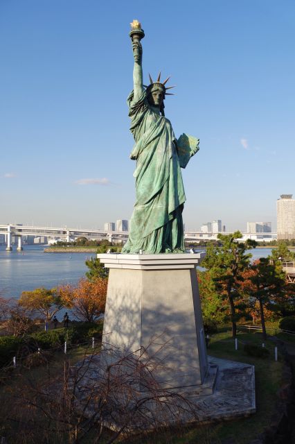 自由の女神像への通路は撮影で混雑。