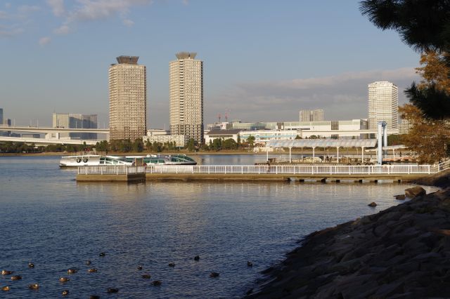 海上バス乗り場の手前には海に突き出た桟橋。