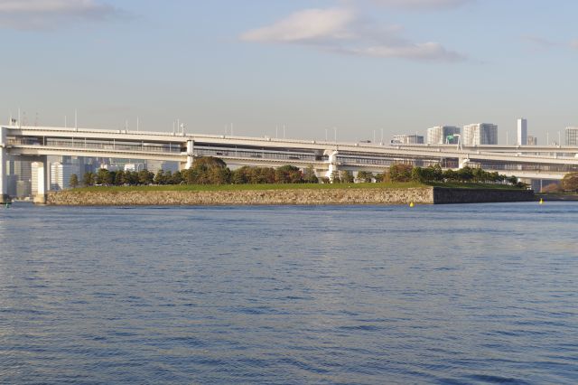 正面には第三台場跡の台場公園があります。