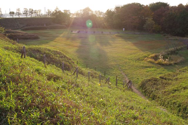 土塁に囲まれた台場の内側の広場。海上に造られた大きな遺跡です。