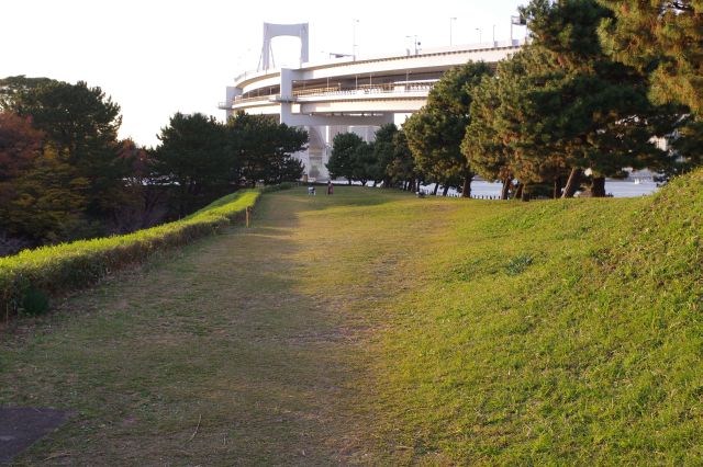 レインボーブリッジ側の土塁。