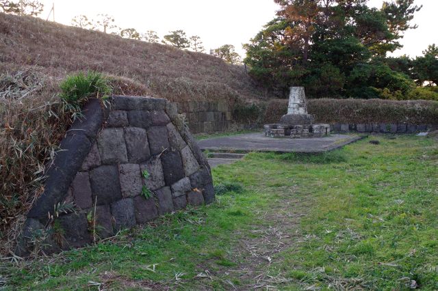 下に降りてかまど跡へ。石垣に囲まれた空間は重厚な遺跡感。