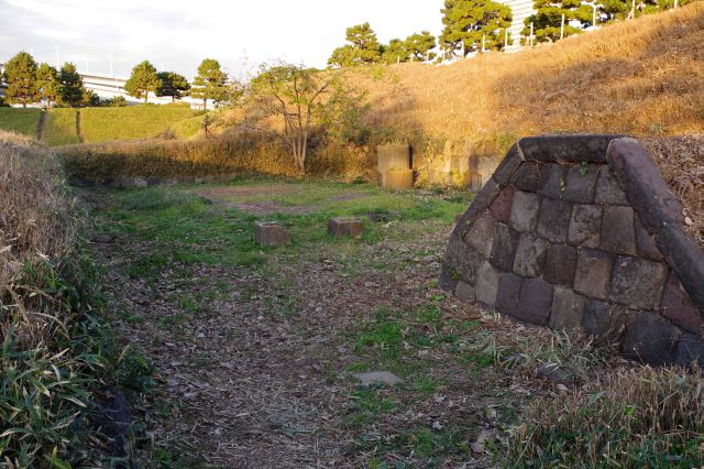 こちらも石垣に囲まれた空間。