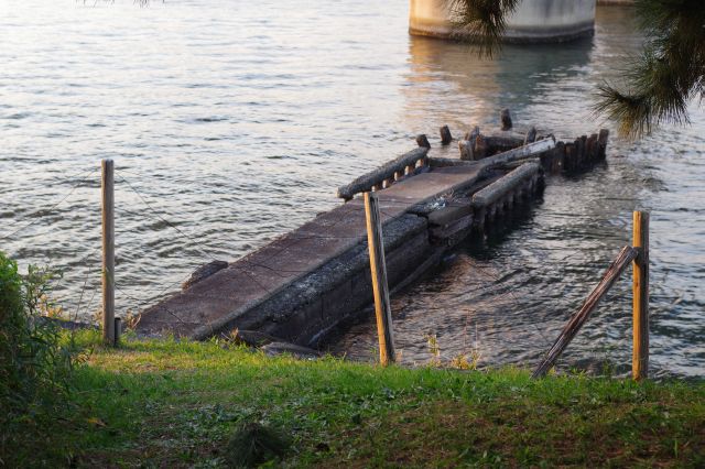 崩れている船着き場。かつては海を渡りここから上陸していた。