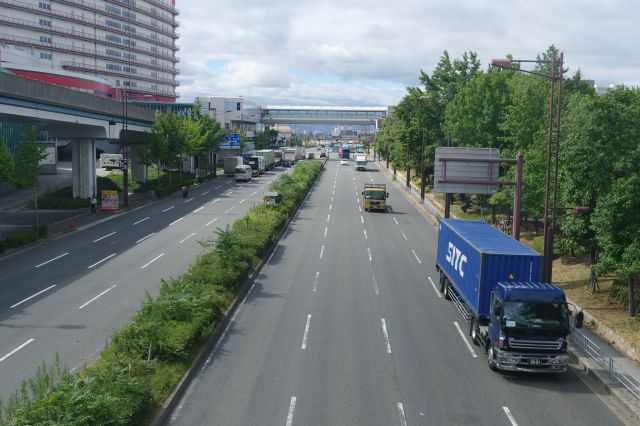 トラックの多い道路上の通路を渡る。