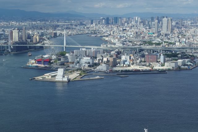 大阪港。ずっと奥には京都盆地。