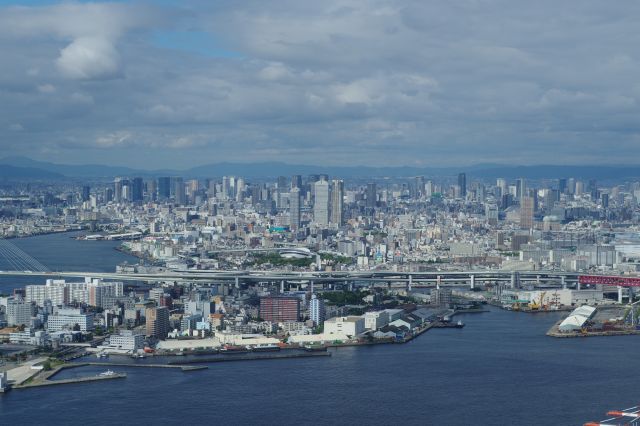 梅田の高層ビル群。