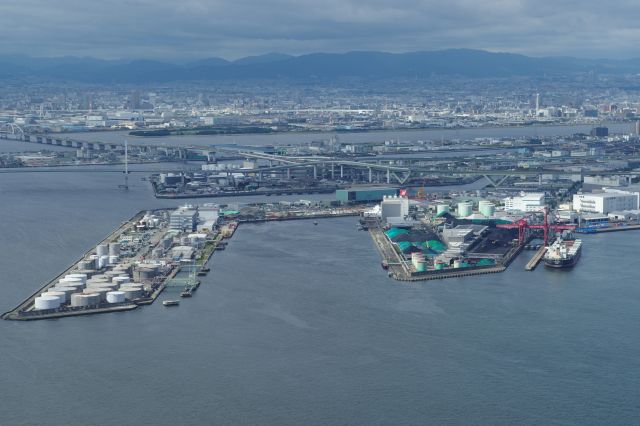 生々しい臨海工業地帯の風景。