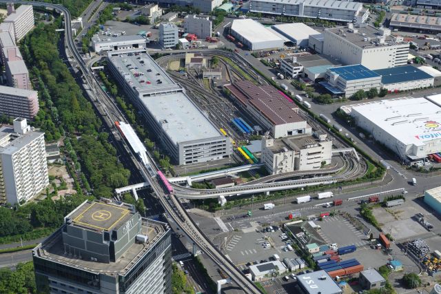 ニュートラムの中ふ頭駅と車庫。