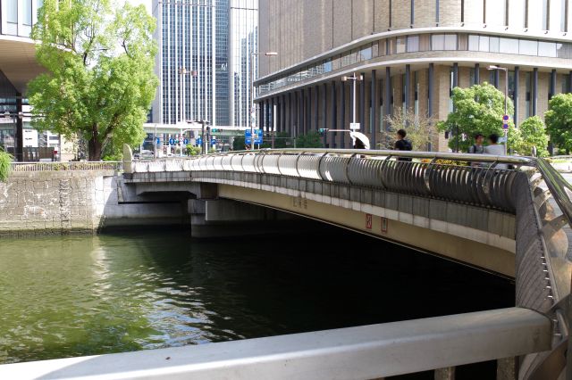 島の南側の土佐堀川の肥後橋。