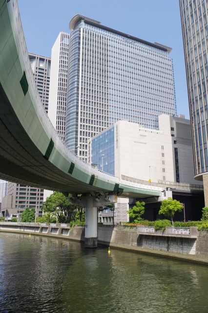 川の上を高速道路がカーブしビル群に入る。