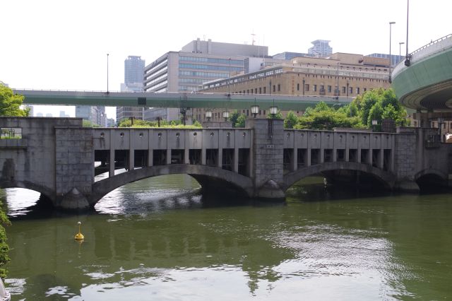 土佐堀川に戻り、アーチの錦橋。