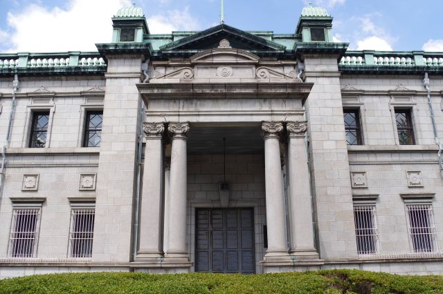 日本銀行大阪支店旧館の重厚な正面。