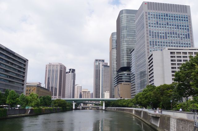 中之島オフィス街の高層ビル群。