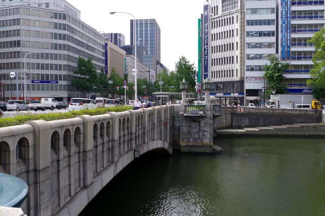 淀屋橋はアーチ橋。