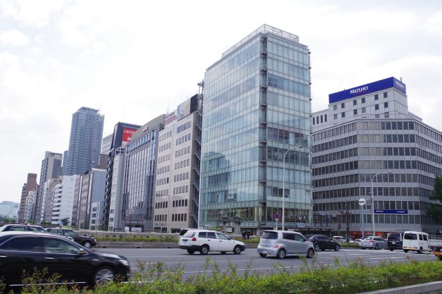 地下鉄の淀屋橋駅付近のビル群。